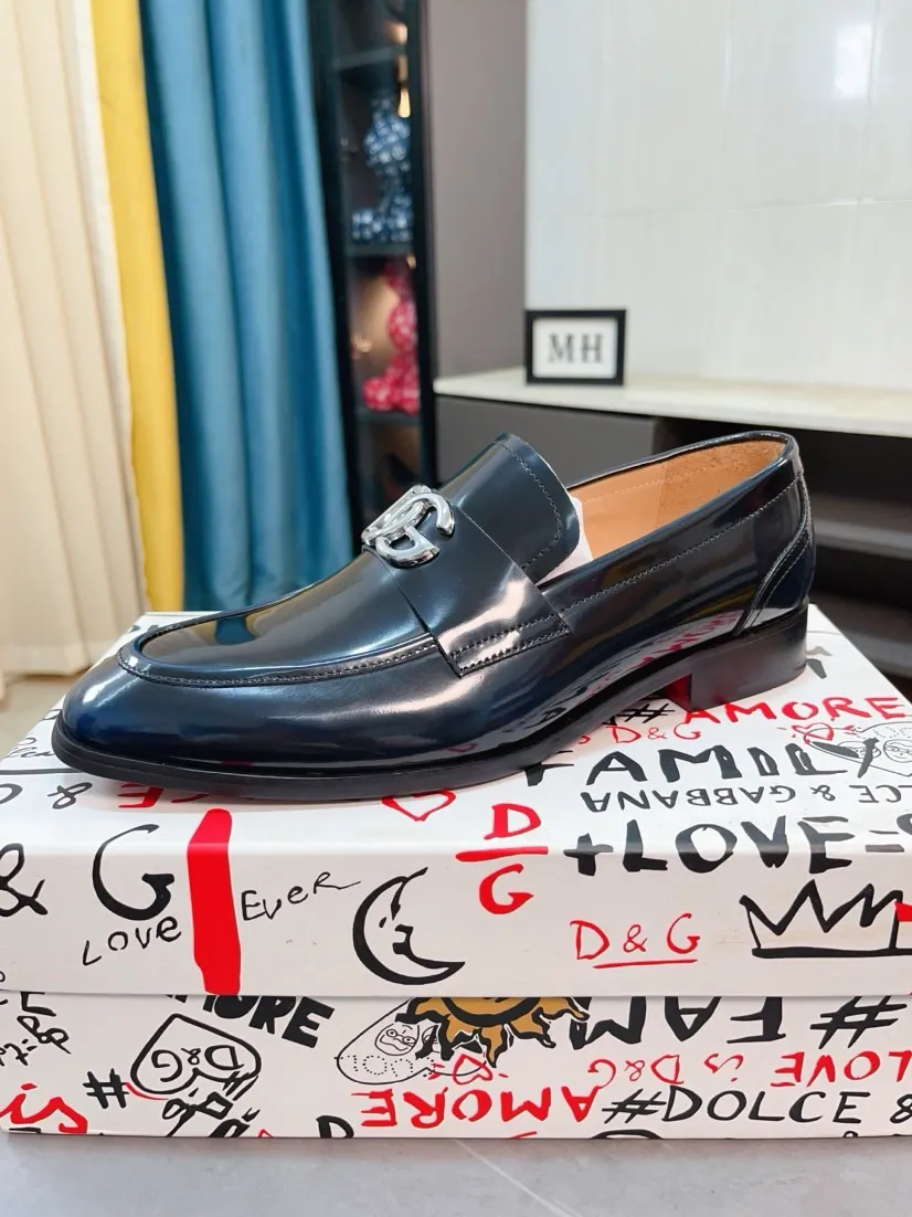 Men's shoes 💰540🌸🌸 [DG Dolce & Gabbana] High-end customized leather shoes. The upper is made of imported calf leather. Original hardware. I believe you will be impressed from the first time you see it. The avant-garde atmosphere can no longer fully interpret its elegance. AAA grade rubber outsole is super comfortable. The original cover last of the counter ensures its original version and quality. The upper is simple and the cowhide lining ensures its comfort and breathability. A pair of truly good shoes has its own unique soul, famous quality, and the first choice for successful people. Regular size 38-44 (45 customized)